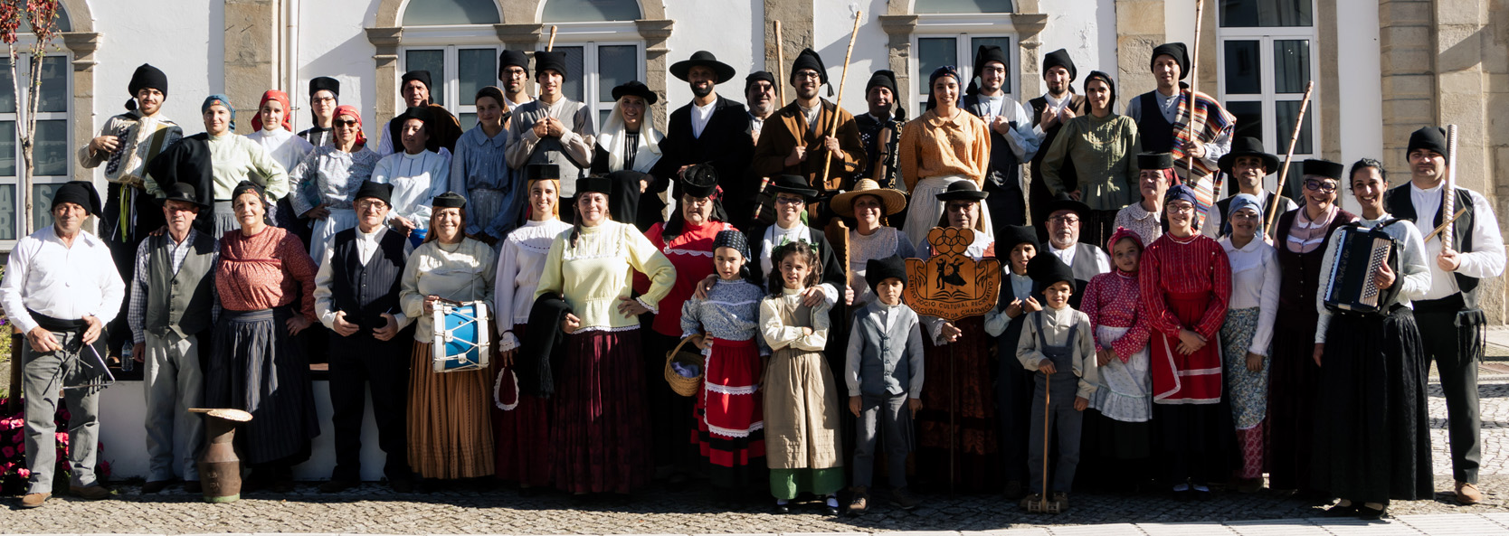 Grupo de folclore do CSCRF da Charneca em traje tradicional